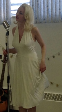 Marilyn Monroe in Edmonton, Singing telegram